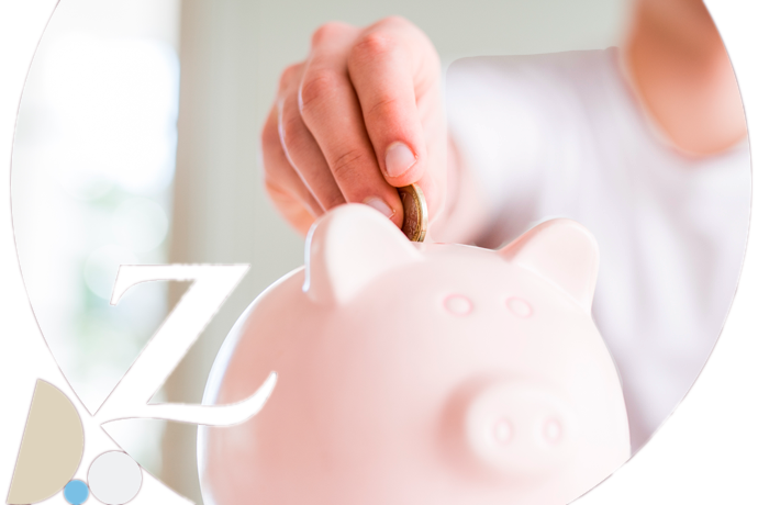 persona poniendo monedas en una hucha