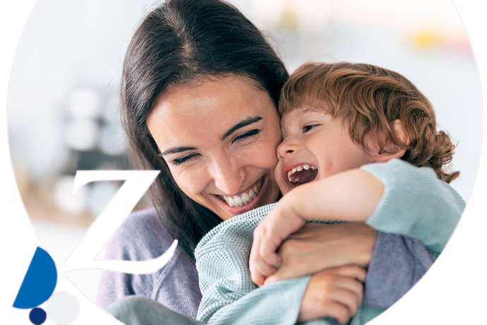 madre abrazando a niño de forma divertida