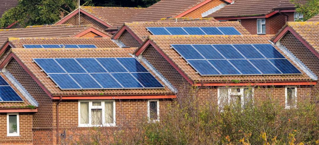 Casas con instalaciones de placas solares en los tejados