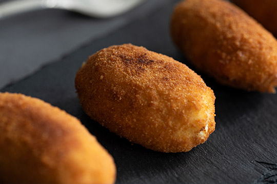 Croquetas sobre un plato