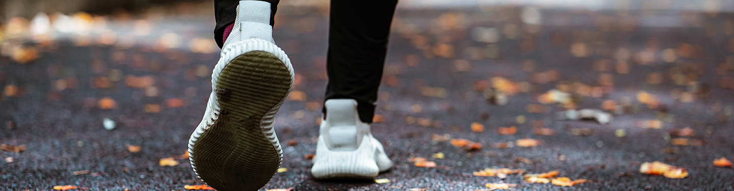 Persona andando por la calle con calzado deportivo