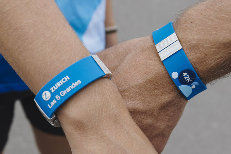 manos mostrando pulseras de Las 5 Grandes de Zurich