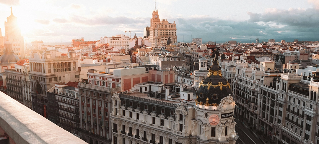 Vista desde un balcón del centro de Madrid con el edificio Metrópolis