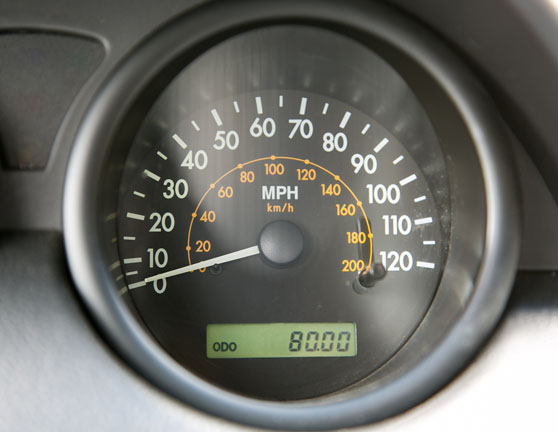 Velocímetro de un coche con indicadores en mph y km/h