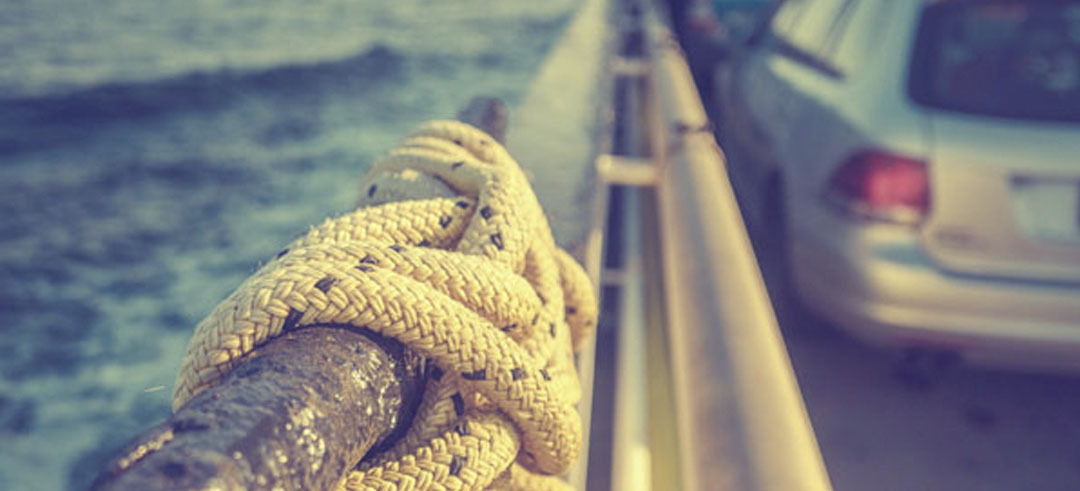 Coche aparcado cerca del mar con paisaje costero de fondo